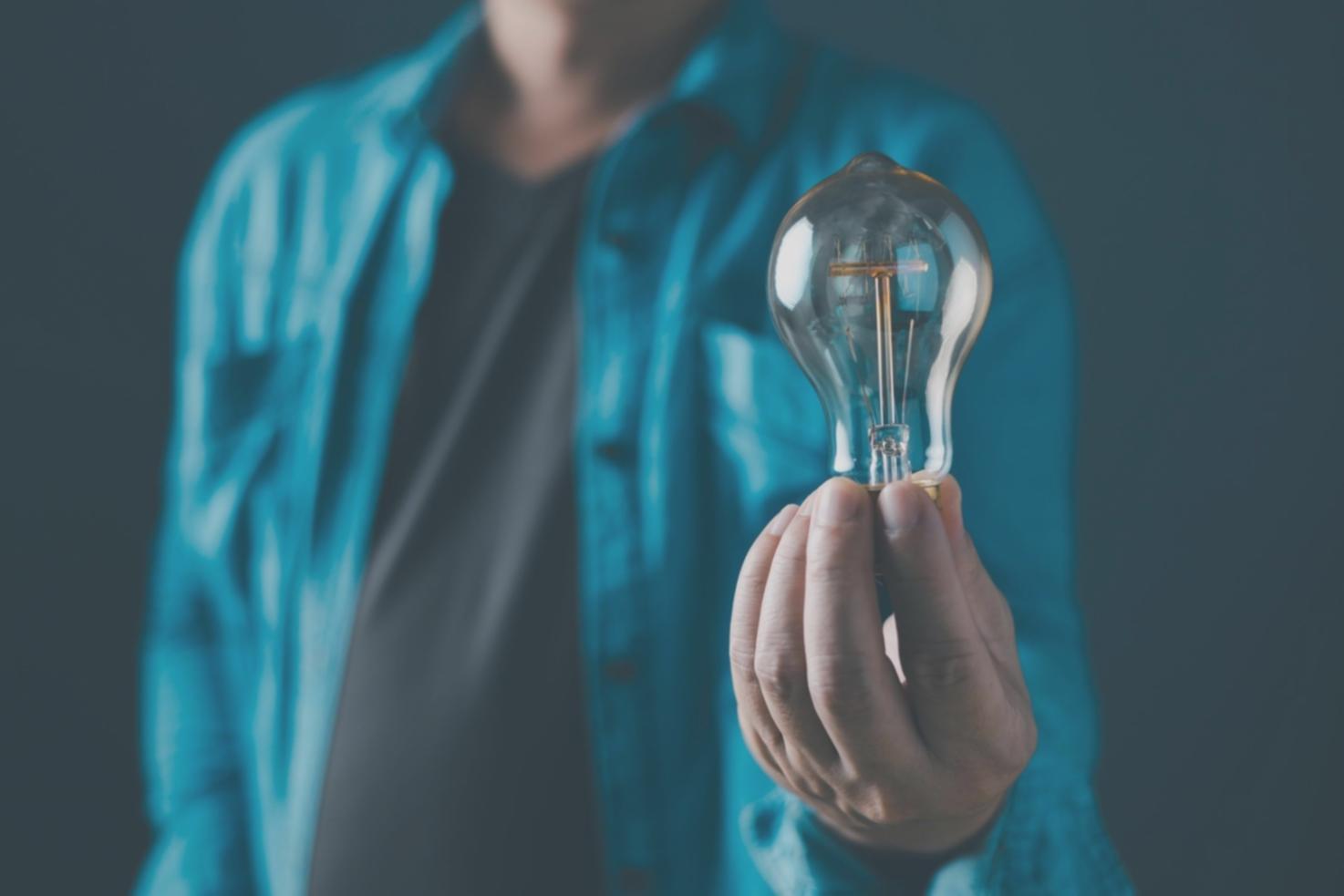 Teilnehmer nutzt Lernplattform mit umfangreichen Ressourcen